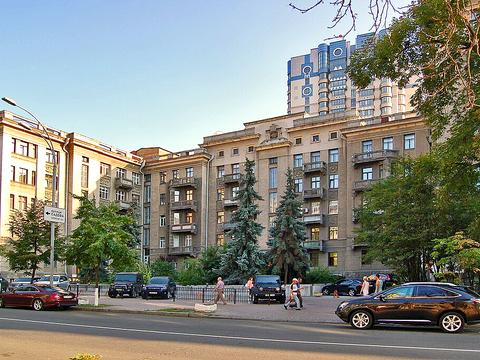 комерційна за адресою Інститутська вул., 16