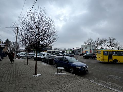 комерційна за адресою Відродження, 1