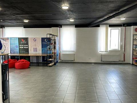 комерційна за адресою Степана Бандери вул., 2/1