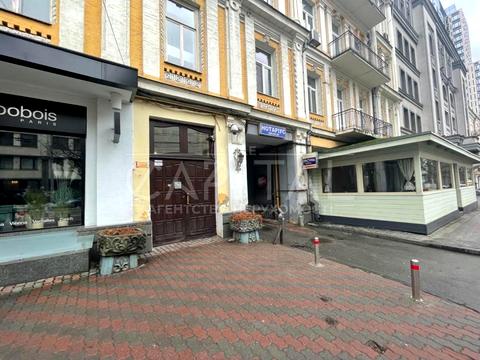 комерційна за адресою Жилянська вул., 7