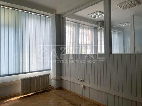 комерційна за адресою Солом'янська пл., 3