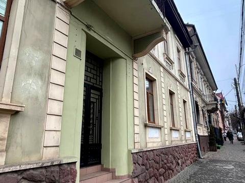 комерційна за адресою Головна вул., 70