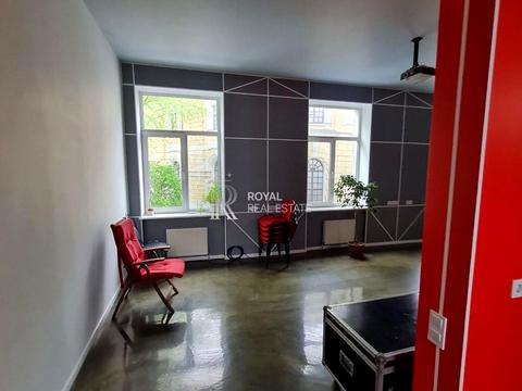 комерційна за адресою Лаврська вул. (Січневого Повстання), 16