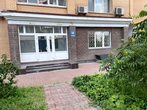 комерційна за адресою Володимира Івасюка просп. (Героїв Сталінграду), 8