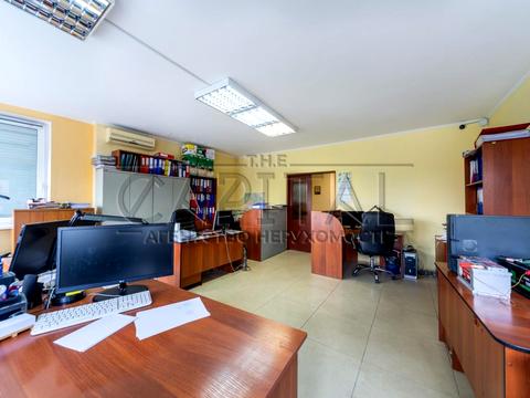 комерційна за адресою Раїси Окіпної вул., 4