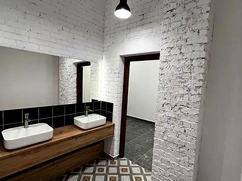 комерційна за адресою Межигірська вул., 87-А