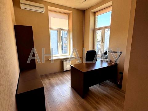 комерційна за адресою Олександра Кониського вул., 82