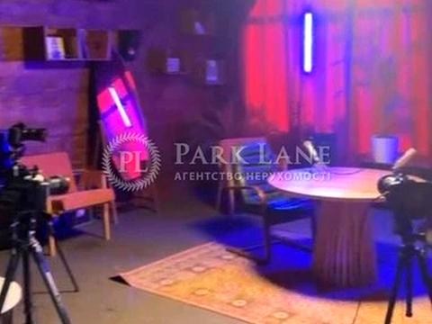 комерційна за адресою Верхній Вал вул., 2