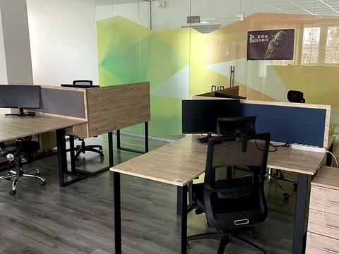 комерційна за адресою Кам'янецька вул., 1