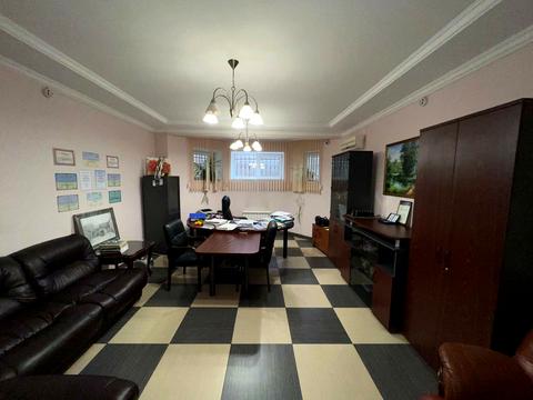 комерційна за адресою Довженка вул., 6а