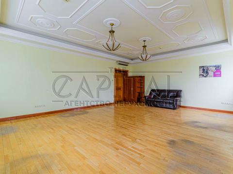 комерційна за адресою Липська вул., 10