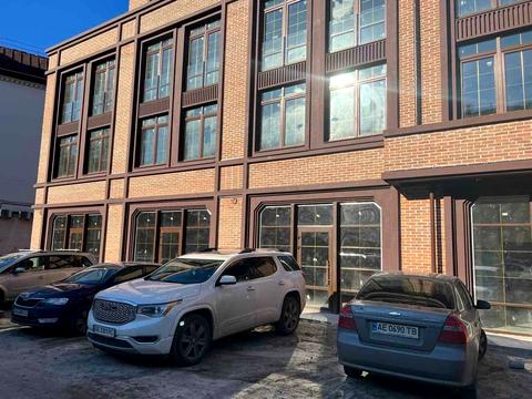 комерційна за адресою Челюскіна, 10