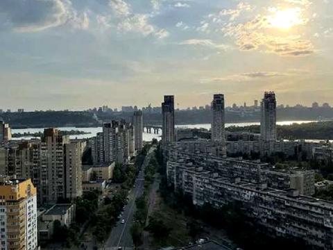 комерційна за адресою Павла Тичини просп., 18-Б