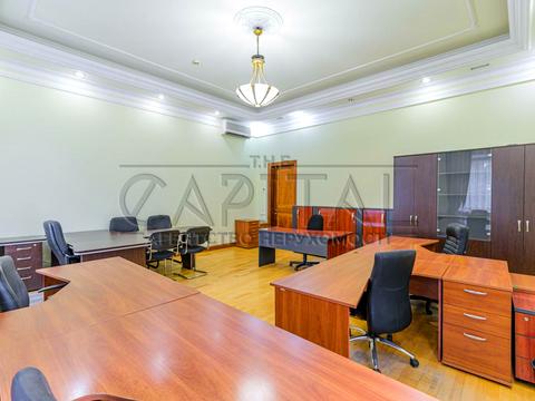 комерційна за адресою Липська вул., 10