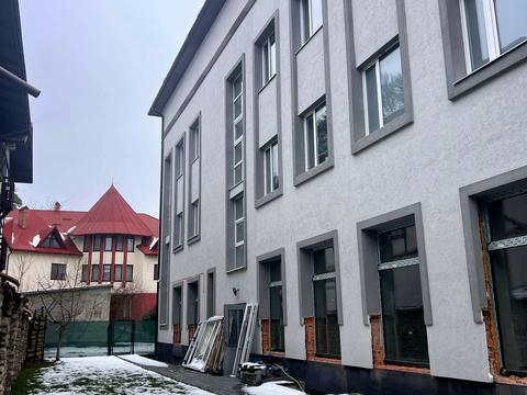 комерційна за адресою Незалежності України вул., 18