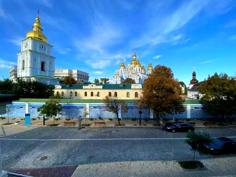 комерційна за адресою Трьохсвятительська вул., 13