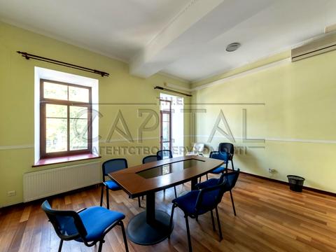 комерційна за адресою Круглоуніверситетська вул., 4Б