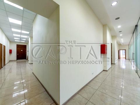 комерційна за адресою Володимирська вул., 4