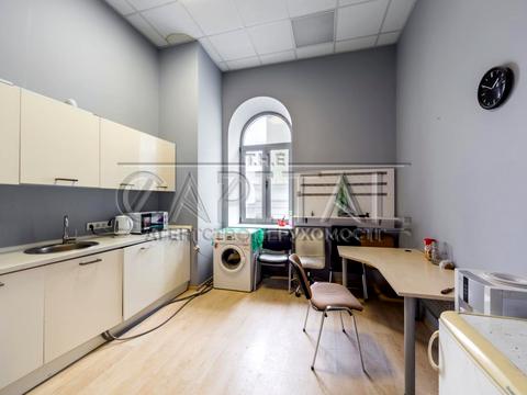 комерційна за адресою Володимирська вул., 4