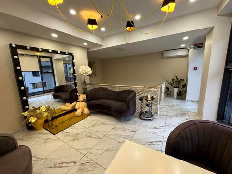 комерційна за адресою Андрія Верхогляда вул. (Михайла Драгомирова), 14-А