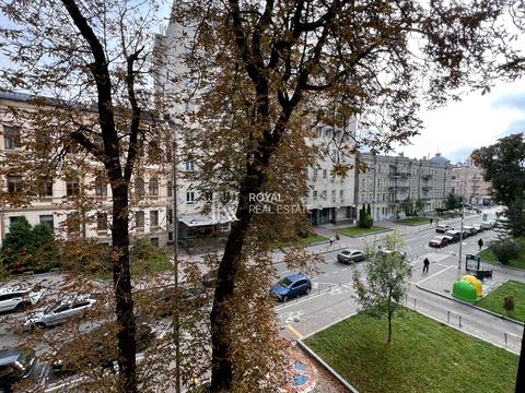 комерційна за адресою Івана Франка вул., 2б