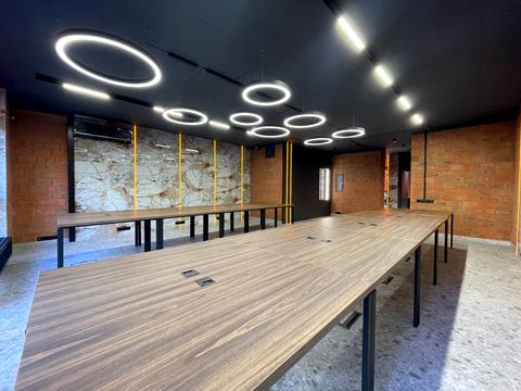 комерційна за адресою Джона Маккейна вул. (Івана Кудрі), 1