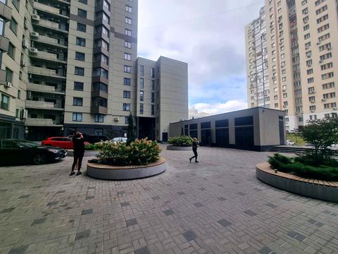 комерційна за адресою Андрія Верхогляда вул. (Михайла Драгомирова), 4 б