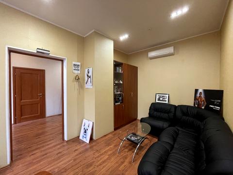 комерційна за адресою Добровольців вул. (Маршала Говорова), 18