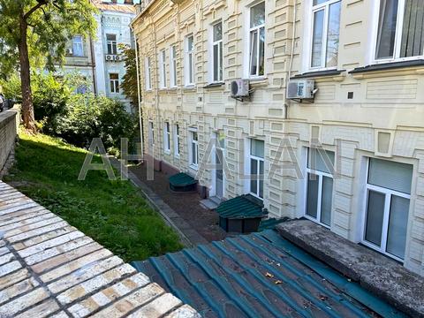 коммерческая по адресу Трёхсвятительская ул., 13