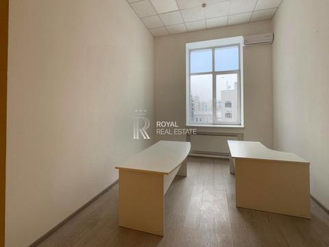 комерційна за адресою Лаврська вул. (Січневого Повстання), 16