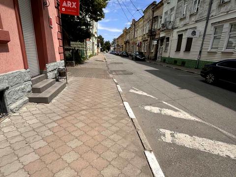 комерційна за адресою Поштова, 1