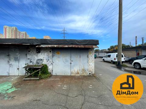 паркомісце за адресою Полярна вул., 19