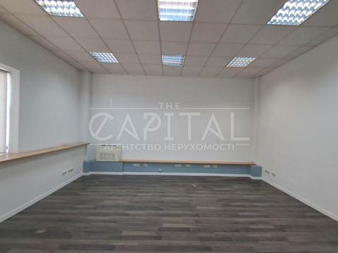 комерційна за адресою Степана Бандери просп., 6