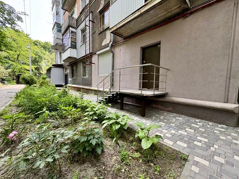 комерційна за адресою Тітова вул., 5
