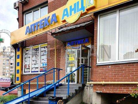 комерційна за адресою Драгоманова вул., 17