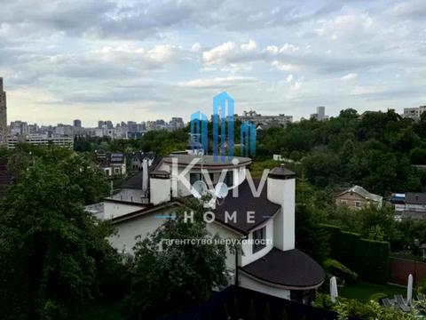 будинок за адресою Листопадна вул.