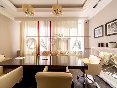 комерційна за адресою вул. Коновальця Євгена, 44Б