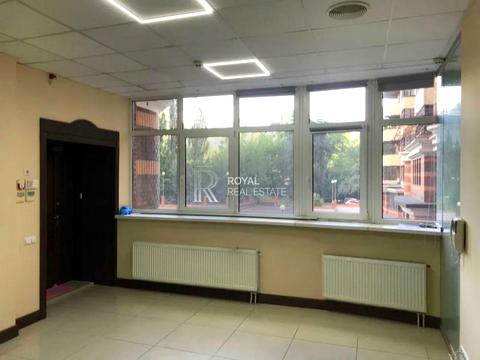 комерційна за адресою Лесі Українки бульв., 7-Б