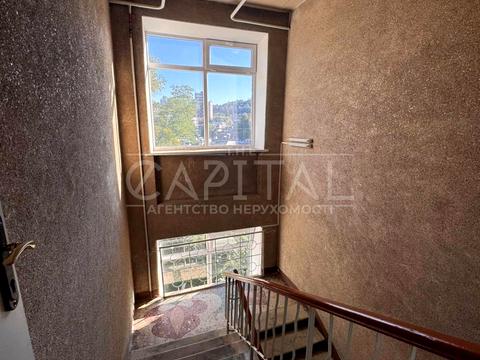 комерційна за адресою Межигірська вул., 82-А