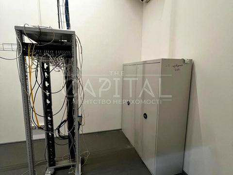 комерційна за адресою Новонаводницька вул. (Лаврська), 3