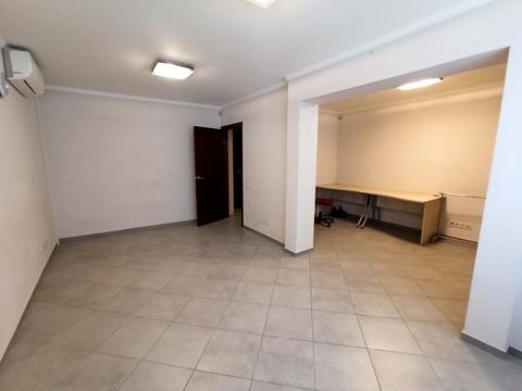 комерційна за адресою Празька вул., 32