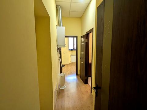 комерційна за адресою Квітнева вул., 4