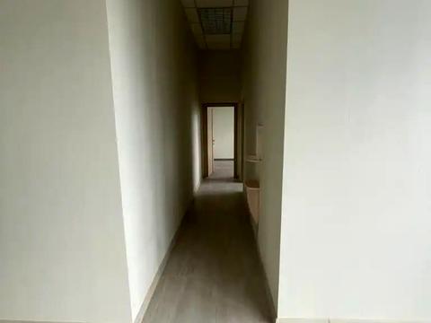 комерційна за адресою Дмитра Яворницького просп. (Карла Маркса), 1а