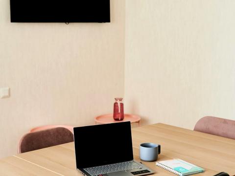 комерційна за адресою Степана Бандери вул., 8а