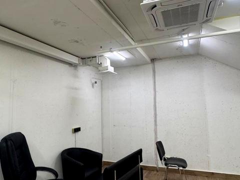 коммерческая по адресу Дніпровська наб., 17