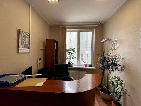 комерційна за адресою Добровольців вул. (Маршала Говорова), 18