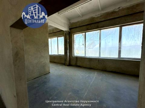комерційна за адресою Комунальників вул., 2