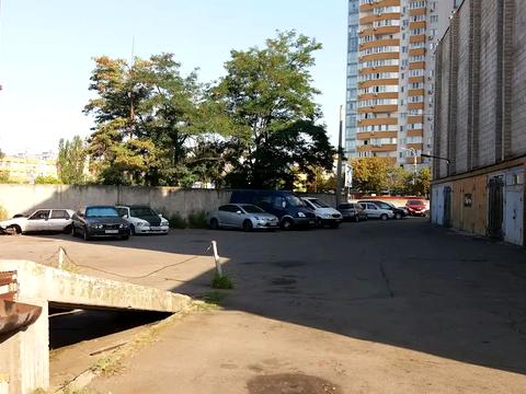 паркомісце за адресою Березняківська вул., 21