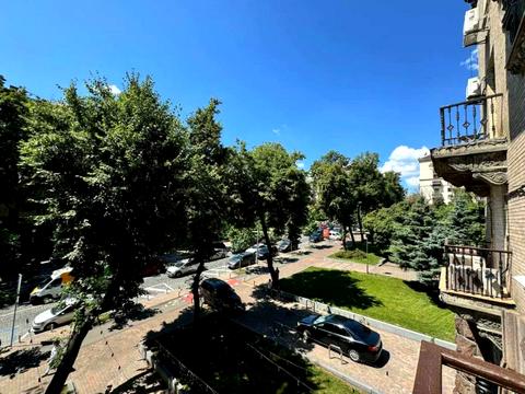 комерційна за адресою Прорізна вул., 4