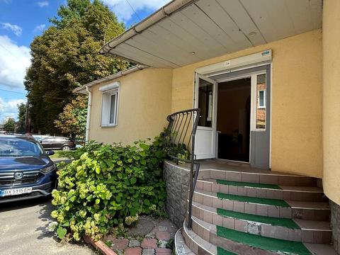 комерційна за адресою Володимирська вул., 94